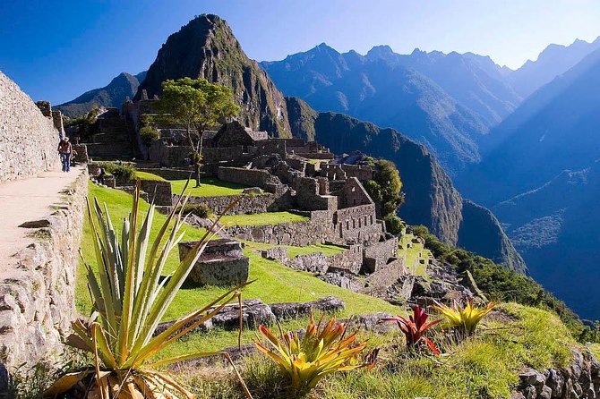 4 Day - Machu Picchu Special - Group Service - Your guides and the small-group advantage