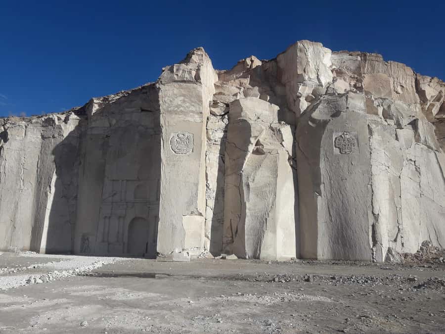 4 hours Tour: Route of Sillar with Trek in Culebrillas - Añashuayco Quarry: where Sillar ashlar becomes visible in full scale