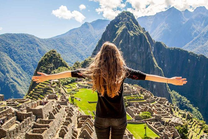 5 Day - Tour to Machu Picchu Traditional - Group service - Entering Cusco’s Inca-meets-colonial story at Qorikancha