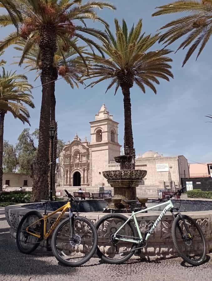 AREQUIPA BIKING CITY TOUR - San Lázaro: a quick cultural stop, then back on the pedals