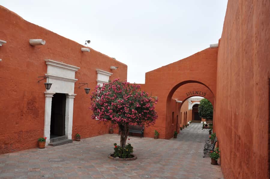 Arequipa: City Tour and Santa Catalina Monastery - Main square time: orient yourself and enjoy the city rhythm