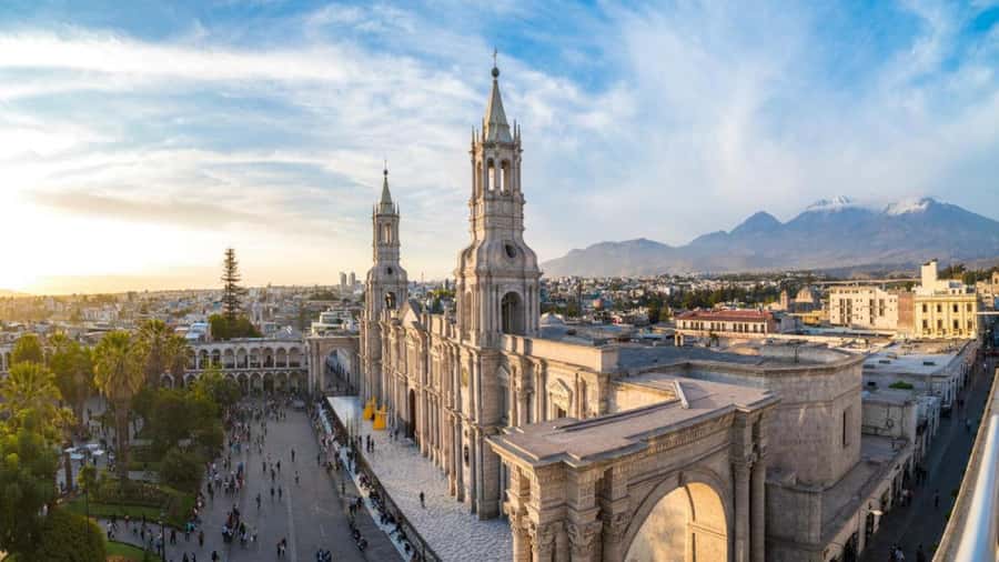Arequipa: Walking Tour and Santa Catalina Monastery - San Lázaro: the walk starts where Arequipa feels old