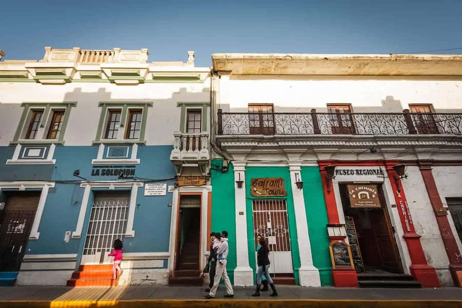 Arequipa: Walking Tour and Santa Catalina Monastery - Plaza de Armas: your 30-minute anchor in Arequipa