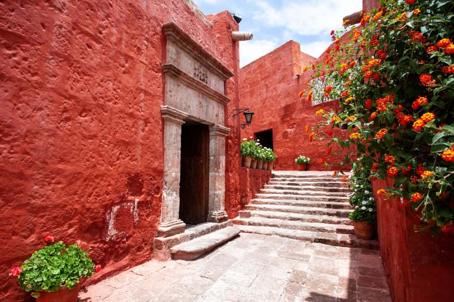 Arequipa: Walking Tour and Santa Catalina Monastery - Santa Catalina Monastery: 20,000 square meters of cloister life