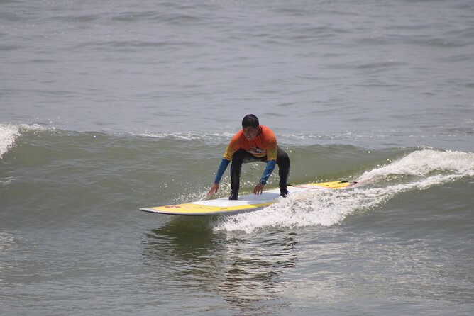 Beginner Surf Lesson in Lima, Perú - Surf Gear Included: Wetsuit, Aqua Shoes, and the Board