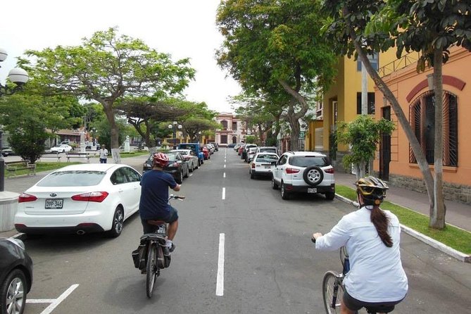Bike Tour San Isidro, Miraflores and Barranco, - Stop 2: Miraflores Malecon boardwalk ride with Parque del Amor