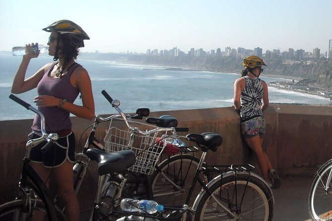 Bike Tour San Isidro, Miraflores and Barranco, - The route style: how bike paths make traffic manageable