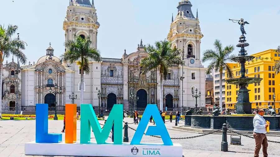 City Tour Colonial and Modern Lima for 5 Hours - First stop: Parque del Amor and Huaca Pucllana’s old-meets-new views