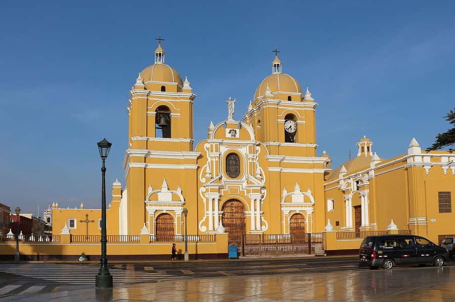 City Tour Trujillo |Panoramic bus| - Trujillo’s Squares and Street Life: Seeing the City in Motion
