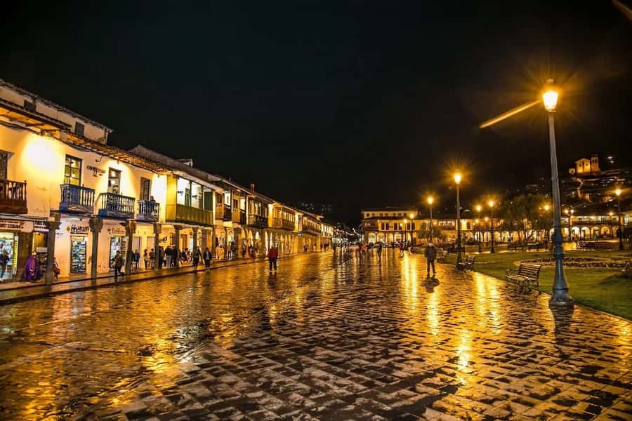 Cusco: Legends and History Night Tour with Pisco Sour - Plaza de Armas Cusco: the main stage for stories (30 minutes + cocktail time)
