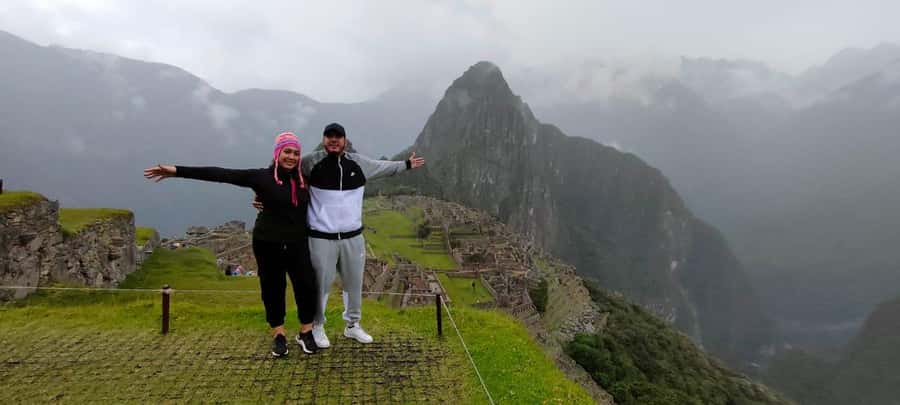 Cusco: Machu Picchu Day Trip with Train + Entrance ticket - Entering Machu Picchu with a guide: how you actually make sense of it