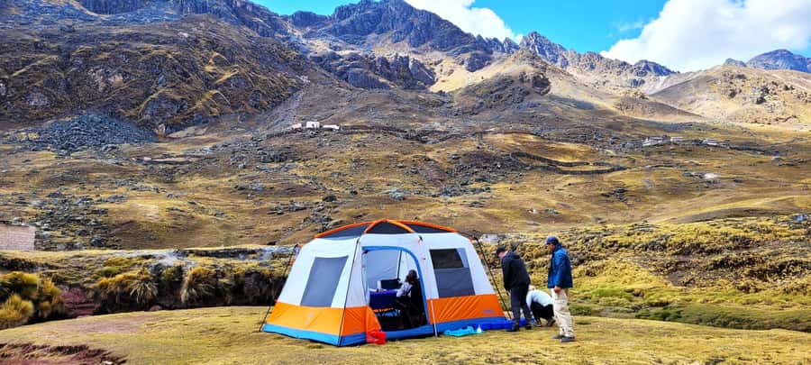 Cusco: Rainbow Mountain & Red Valley Tour with Picnic meals - Red Valley for 30 minutes: a quieter payoff