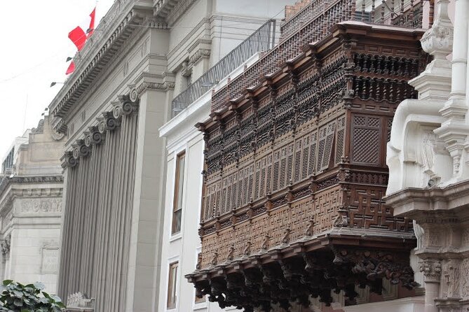 Experience Lima: Taste 12 Snacks and Visit Top Monuments - Sangucheria El Chinito: pan con chicharron and emoliente