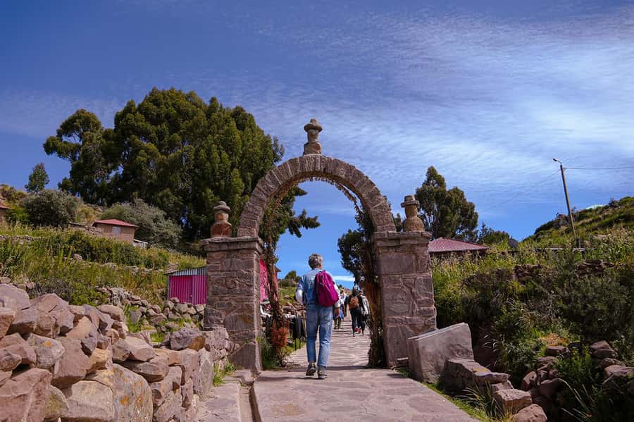 From Cusco: Titicaca Lake - Full day tour with sleeper bus - Taquile Island: market browsing, a real walk, and lunch with family