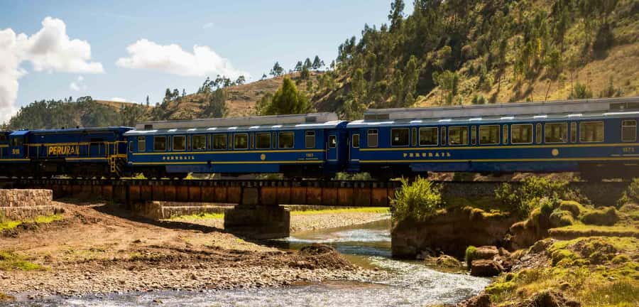 From Cusco: Train Ride and Guided Tour of Machu Picchu - Aguas Calientes handoff: check-in pace and the uphill bus ride
