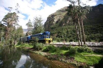 From Cusco: Train Ride and Guided Tour of Machu Picchu - Choosing Vistadome Panoramic: snacks, drinks, and onboard culture
