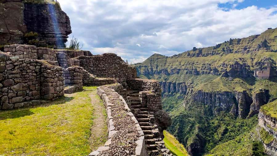 From Cusco: Waqrapukara day tour with meal - Getting to the trailhead: the zigzag road and the pre-hike reset