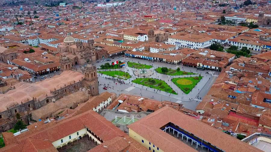 Guided tour of Cusco and its 4 ruins - Sacsayhuamán fortress: the stones feel heavy when explained well