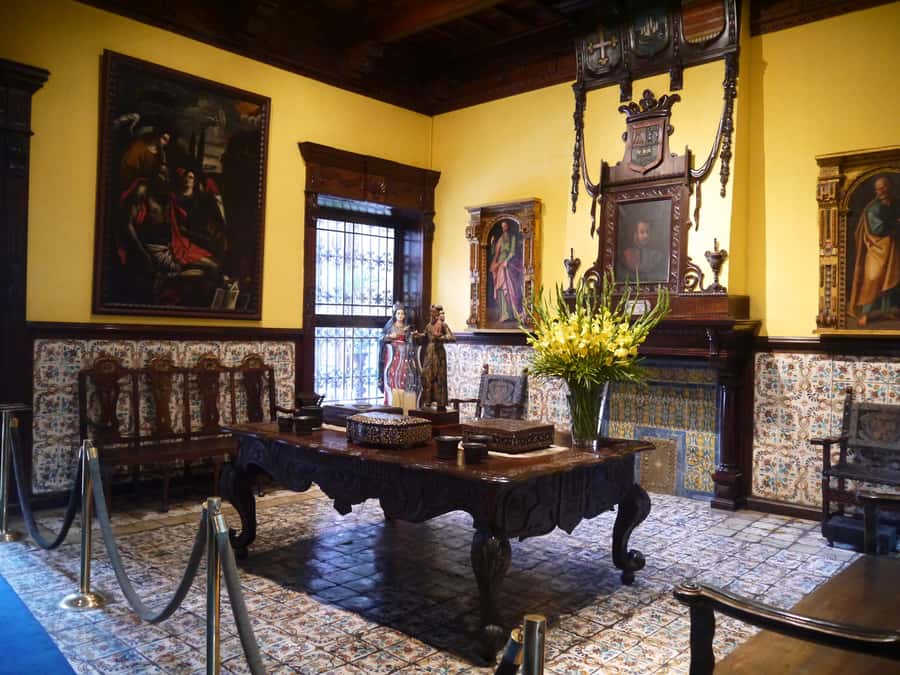 La casa de Aliaga, an alive colonial jewel at Lima center. - Right next to the Government Palace: where to meet and how to arrive