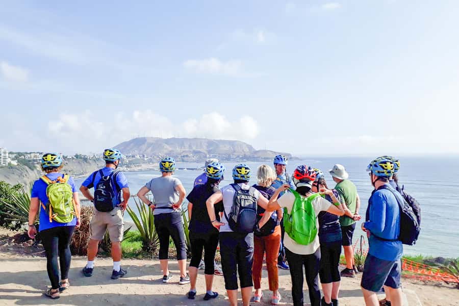 Lima Bike Tour: La Costa Verde & Jesus Statue in Chorrillos - The easy starts: Kennedy Park, Park of Love, and Larcomar