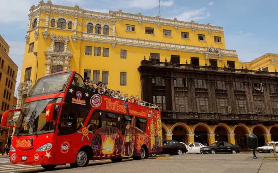 Lima : City tour 360° Panoramic bus - Sightseeing Tour - First stop: Miraflores pickup and the red bus setup