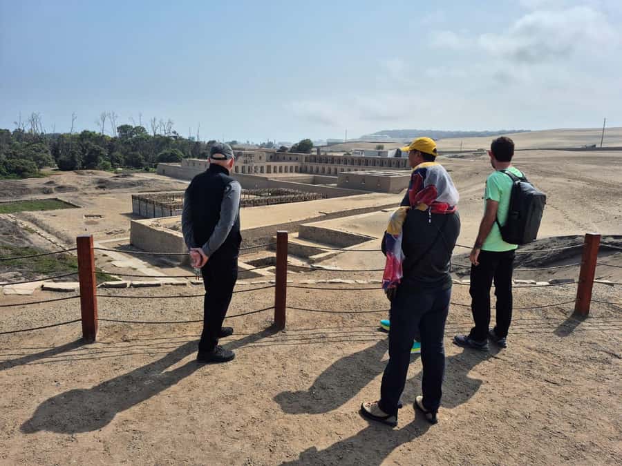 Lima Full-Day Main Attractions Tour - Barranco lunch in a family-house restaurant: food + people watching
