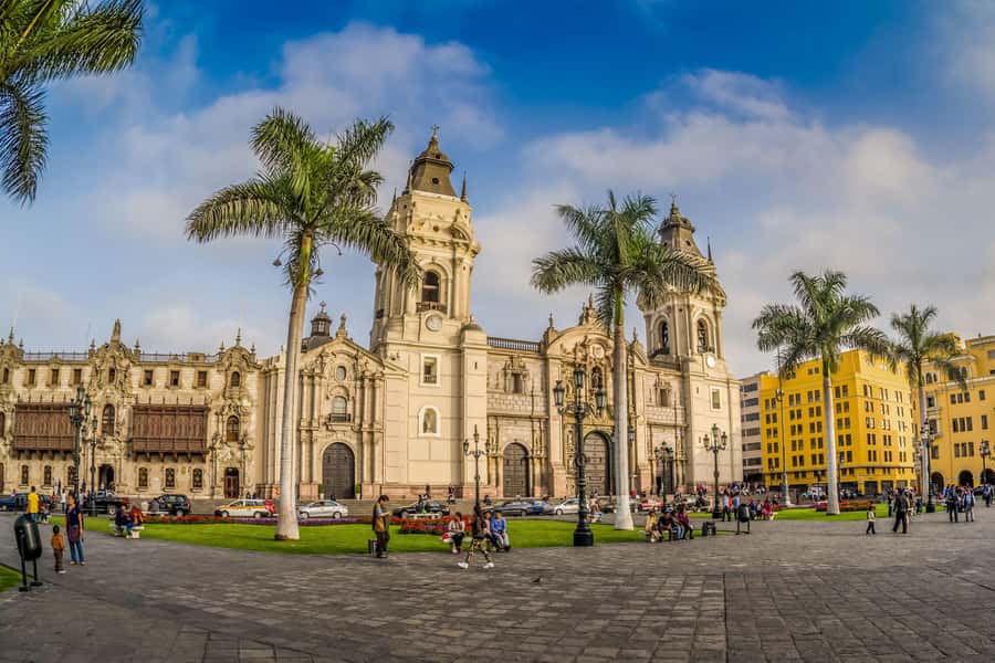 Lima: Historic Downtown, Miraflores & Catacombs Private Tour - Miraflores Views at Parque del Amor and Love Park