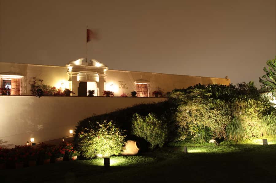 Lima: Huaca Ruins and Larco Museum at Night with Dinner - Huaca Pucllana in Miraflores: a pyramid in the middle of modern life