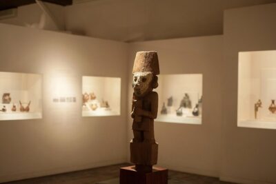 Lima in a Day: City Sightseeing Tour, Larco Museum and Magic Water Circuit - Miraflores first: Parque del Amor and the Huaca Pucllana contrast
