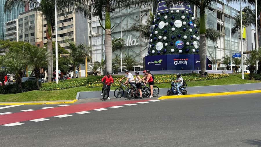 Lima: Sightseeing Bike Tour with Food and Drink Tastings - BuenaVista Cafe: chicha morada and empanadas