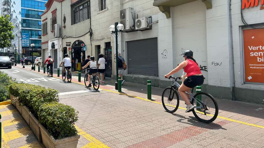 Lima: Sightseeing Bike Tour with Food and Drink Tastings - Riding the Malecón de Miraflores and its iconic stops