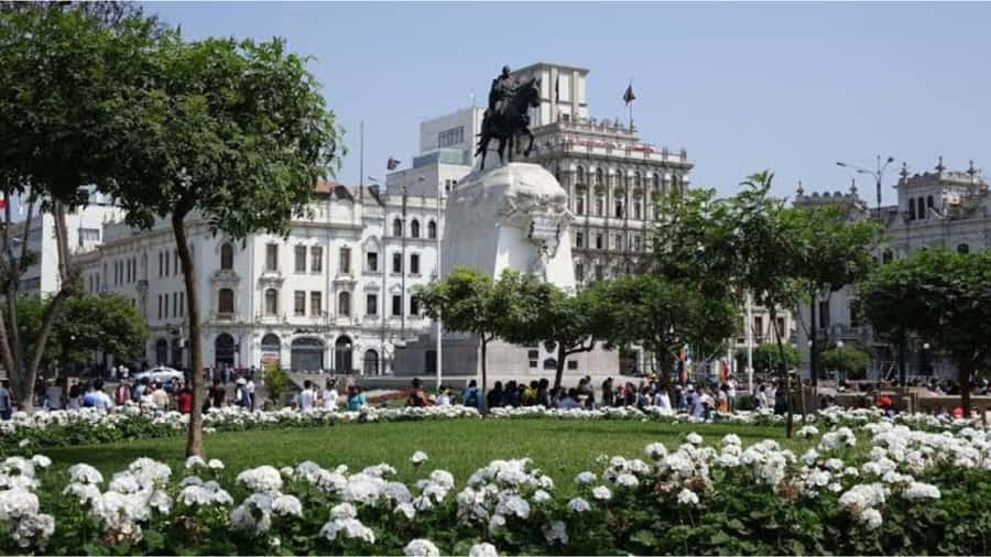 LIMA WALKING TOUR CATACOMBS FROM MIRAFLORES, HISTORICAL CENTER, WINES+BUS - Transfers and drop-offs: making the 4 hours feel smoother