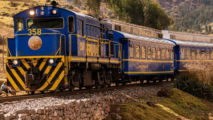 Machu Picchu: 1-day tour by Vistadome Panoramic train - Aguas Calientes arrival and the 30-minute zigzag bus up to the entrance