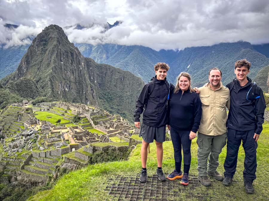 Machu Picchu: Chinchero, Maras, Moray & Machu Picchu 2 days - Chinchero market and the mix of Inca and colonial space