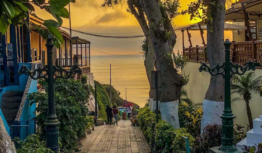 Miraflores & Barranco: Lima’s Modern and Bohemian Tour - Bajada de Baños: Street Art and Ocean View Payoff