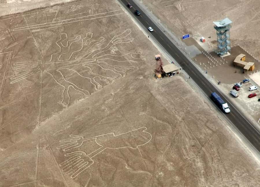 Nazca : Mirador of Nazca Lines - Walking the rugged ground: getting closer to the figures
