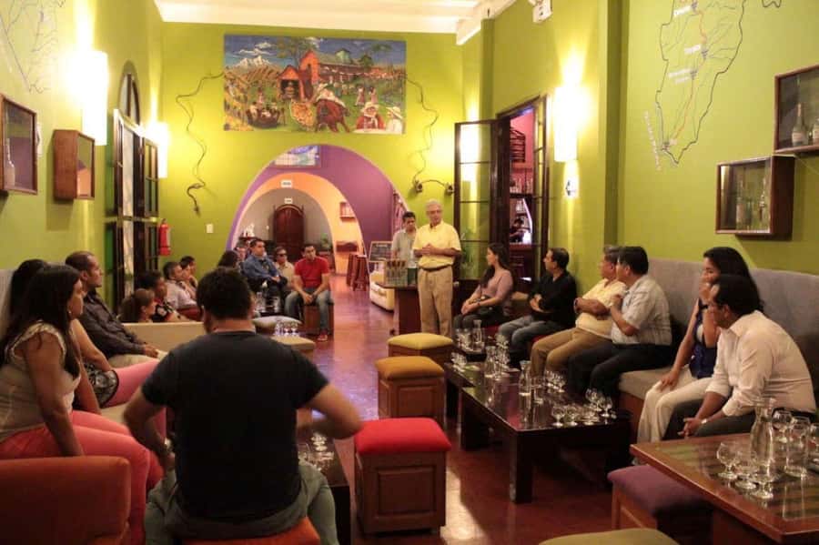 Pisco and beer tour of Lima - Stop 1: El Pisquerito in Pueblo Libre and the Pisco Lessons