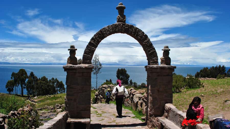 Puno: Lake Titicaca, Uros, and Taquile Full-Day Tour - Spending time with Uros hosts: what to ask and how to make it real