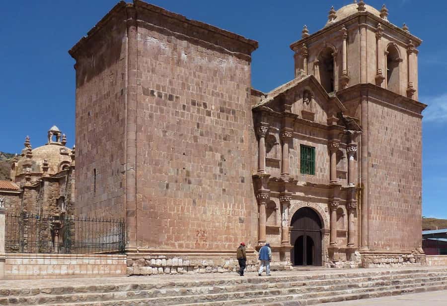 Puno: Route Of The Sun to Cusco with Lunch and Ticket Option - Raqchi: walking through the ancient temple of Wiracocha