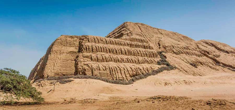 Pyramids of the Sun and the Moon, Huanchaco and Chan Chan - Huaca del Arco Iris (Huaca del Dragon): Chimu Symbols in Adobe