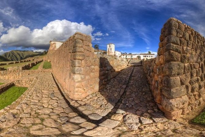 Sacred Valley with Peru Vip : Pisac, Ollantaytambo and Chinchero - Chinchero: Inca walls, the church on top, and niches that matter