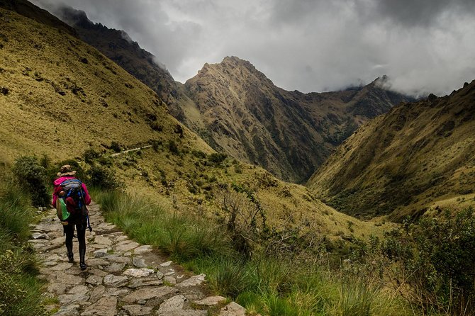 Short Inca Trail 2 Day Hike to Machu Picchu with Permits & Train - Small-group experience: guides, pace, and why “9 to 10” matters