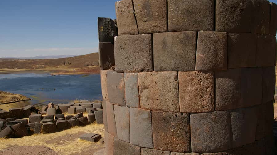 Sillustani: Chullpas de Sillustani Afternoon Half-Day Tour - Meeting the chullpas: funerary towers of the Collao altiplano