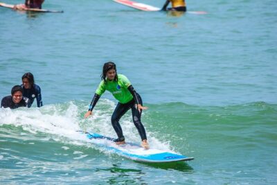 Surf lessons in Lima, Peru surf lessons best experience - Riding waves with a surf guide: technique you can feel