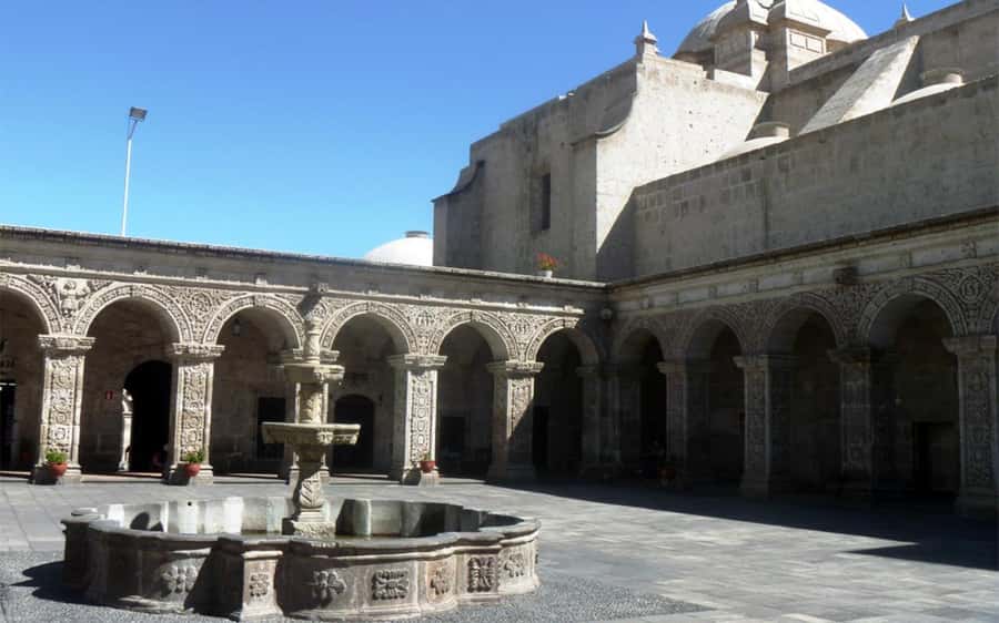 Walking tour in the Historic Center of Arequipa - Plaza de Armas: arches, portals, and the city’s “why”